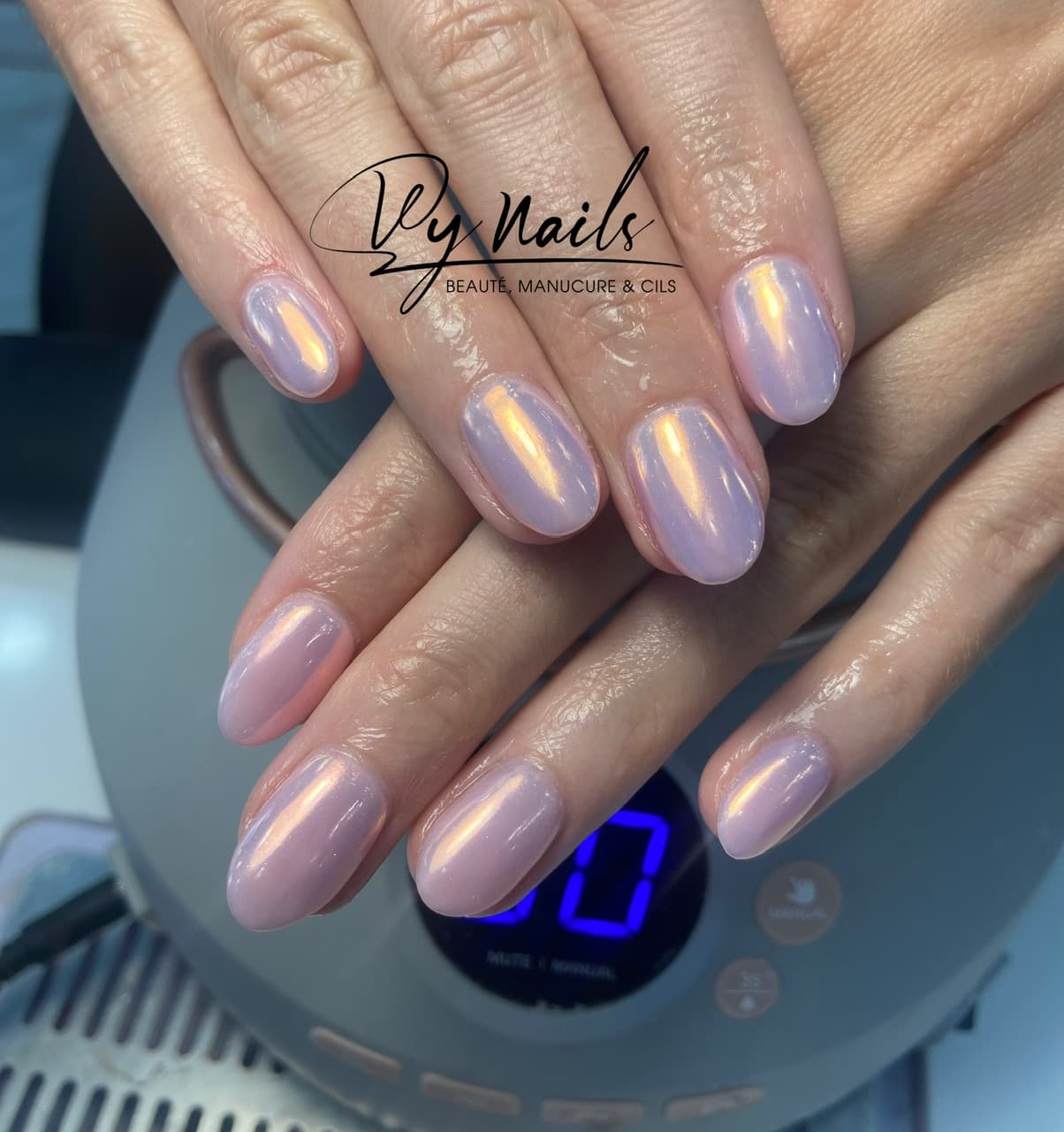 Nail art créatif chromé réalisé à Noisy-le-Grand